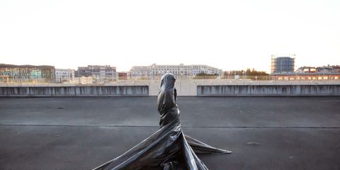 Eine Skulptur auf einem Dach