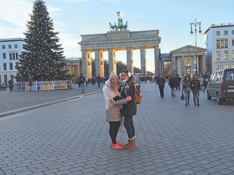 Vor dem Brandenburger Tor - In front of Brandenburg Gate