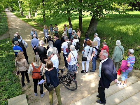 Rundgang durch den Schlosspark mit Leane Benjamin vom Straßen- und Grünflächenamt und Landschaftsarchitektin Brigitte Gehrke