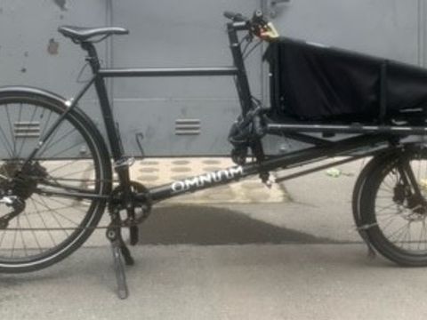 Schwarzes Lastenfahrrad