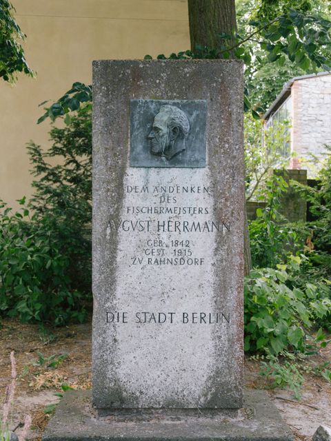 Bildvergrößerung: Gedenkstein für August Herrmann