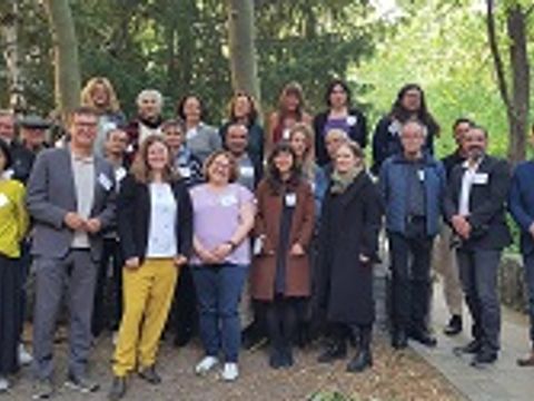 Gruppenbild mit Mitgliedern des Beirats für Partizipation und Integration des Bezirks Friedrichshain-Kreuzberg, Legislaturperiode 2022-2026