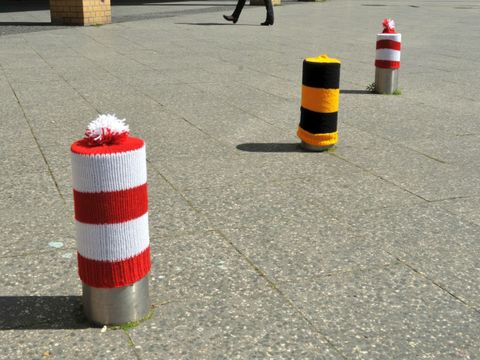 Tag der Sehbehinderten 2021 - Mützen für die Poller auf dem Alice-Salomon-Platz