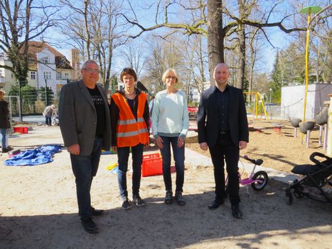 Bildvergrößerung: v.li.n.re. Martin Schmidt-Hussinger (Geschäftsführer CVJM), Margrit Kirst (Projektleiterin), Annette Pfennig (Mitarbeiterin Jugendamt), Alexander Ewers (Jugend- und Familienstadtrat)