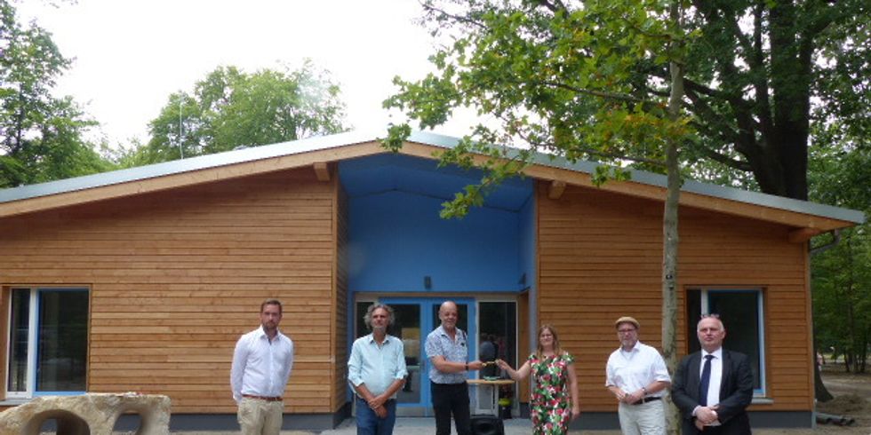 Waldkitaeröffnung Gruppenfoto mit den Betreibern H. Schruoffeneger, Frau Schmitt-Schmelz, H. Naumann und H. Wagner