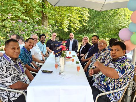 Bildvergrößerung: Die Special-Olympics-Delegation aus Nauru mit Michael Pape (3.v.l.) und Viljo Anlauf (5.v.l.) vom Bezirkssportbund Spandau e.V., Bezirksbürgermeister Frank Bewig (Bildmitte) und Sportstadträtin Dr. Carola Brückner.