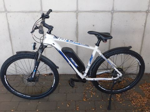 Weiß-blaues E-Bike