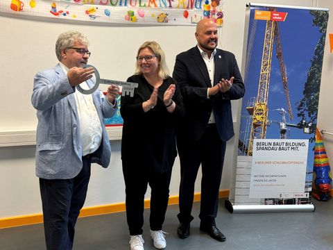 Bildvergrößerung: (v.l.n.r.): Schulleiter Wolfgang Teuscher, Bezirksstadträtin Dr. Carola Brückner und Bezirksbürgermeister Frank Bewig bei der symbolischen Schlüsselübergabe. 