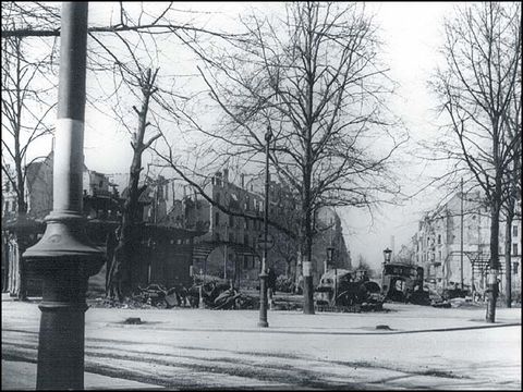 Savignyplatz mit Ruine des Toilettenhäuschens, um 1945