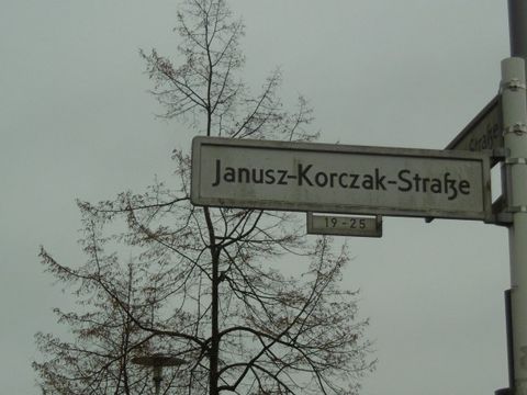 Straßenschild Janusz-Korczak-Straße