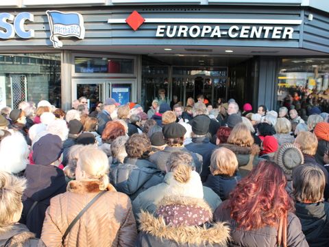 Bildvergrößerung: mit Uwe Timm vor dem Europa-Center, 14.2.2015