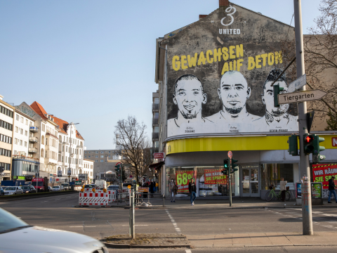 Eine Hausfassade an der Pankstraße wurde mit Streetart gescmückt.