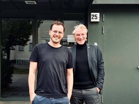 Roman Schwaiblmair, Leiter des Begegnungszentrums Integral e.V. und Bezirksstadtrat Oliver Nöll vor dem Begegnungszentrum