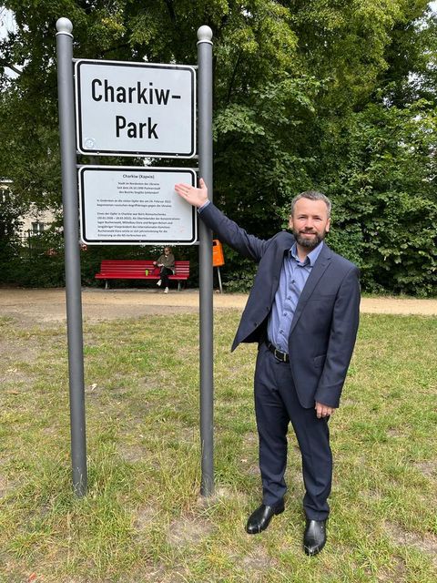 Gehört zum Pflichtprogramm aller Besucher aus Charkiw: Valerii Ponomarenko von der Stadtverwaltung Charkiw besucht den Charkiw-Park in Steglitz (20. Juli 2023)