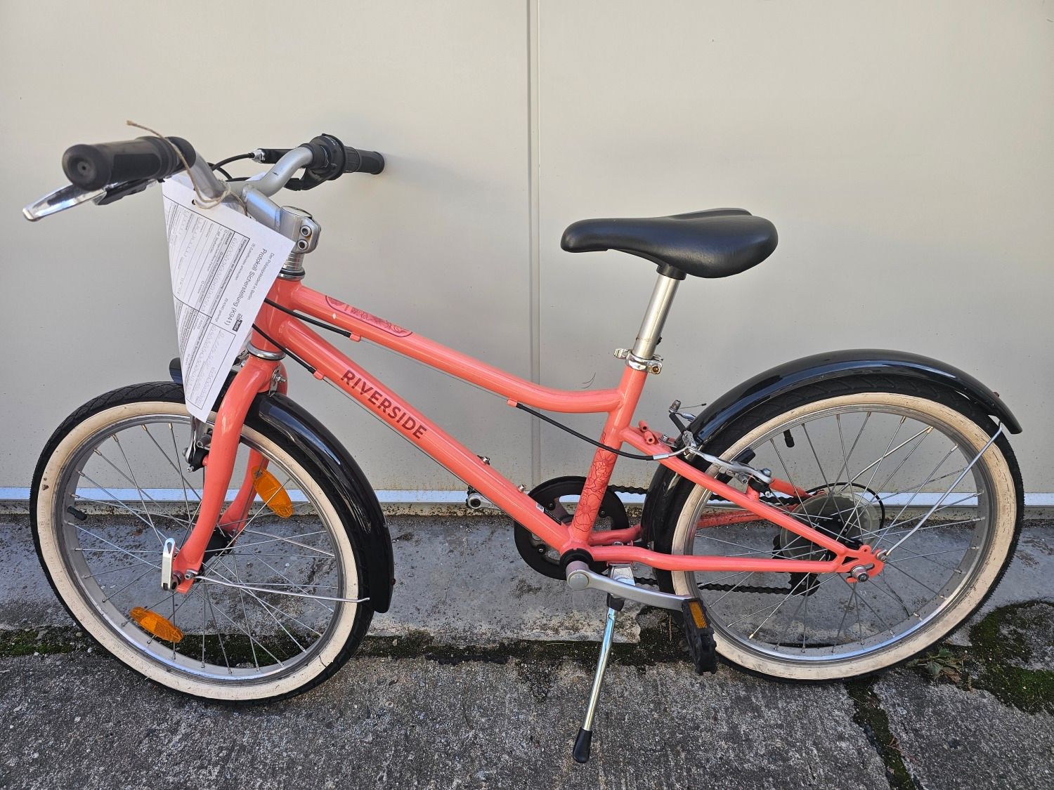 Orange farbenes Kinderfahrrad