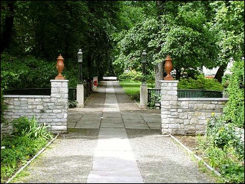 Rückblick über das große Rondell in Richtung Schustehrusstraße