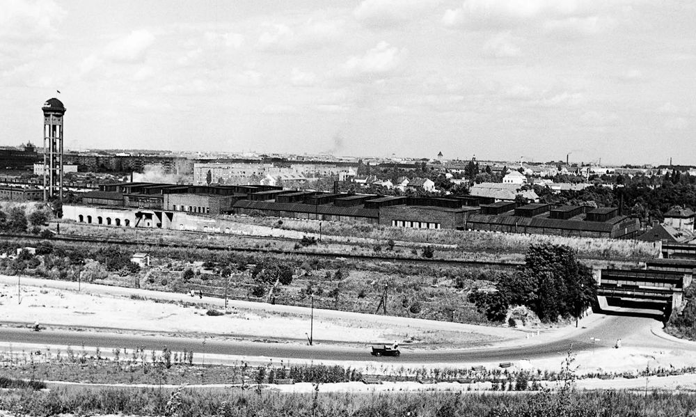Bildvergrößerung: Südlicher Bereich des Tempelhofer Bahngeländes – Blick von Westen auf Vorort- und Ferngleise, Wasserturm, Lokhalle und Bahnbrücken über den Prellerweg. 1950er Jahre