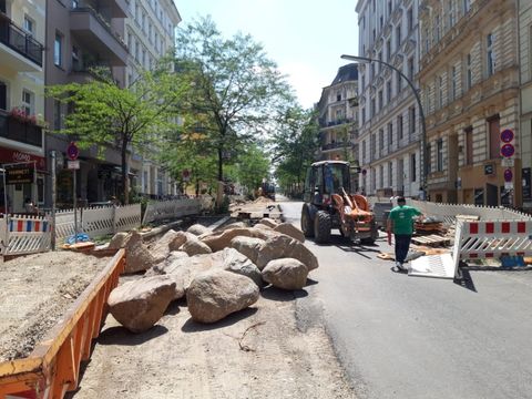 Findlinge sichern den Begegnungsplatz in der Bergmannstraße