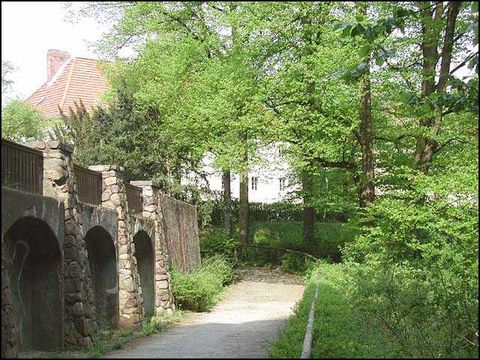 Stützmauer am Kinderspielplatz