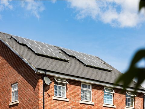 Einfamilienhaus mit Solaranlage auf dem Dach