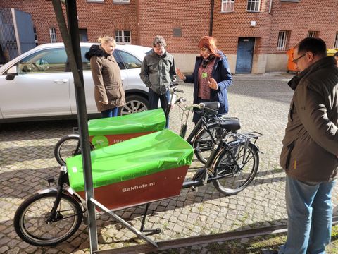 Bildvergrößerung: Vier solcher Lastenräder, wie hier bei der Übergabe an den Bezirk zu sehen, sind auf dem Gelände der ehemaligen Karl-Bonhoeffer-Nervenklinik unterwegs