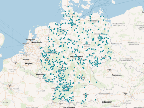 Deutschlandkarte mit vielen blauen Punkten, die die teilnehmenden Schulen markieren 