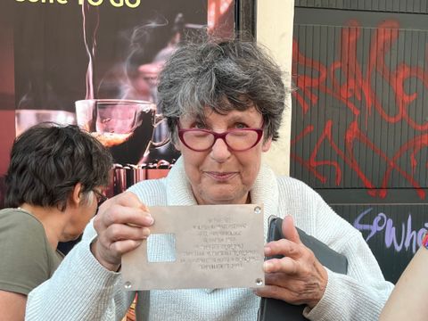 Ute Görge-Waterstraat mit der Gedenktafel für Ihren Vater Wolfgang Waterstraat, der in einem Geheimprozess des sowjetischen Militärtribunals nach willkürlichen Vorwürfen zum Tode verurteilt und 1952 in Moskau hingerichtet wurde.