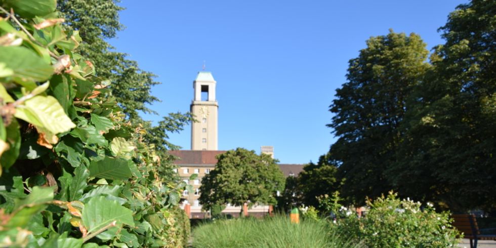 Rathaus Spandau mit Grünfläche