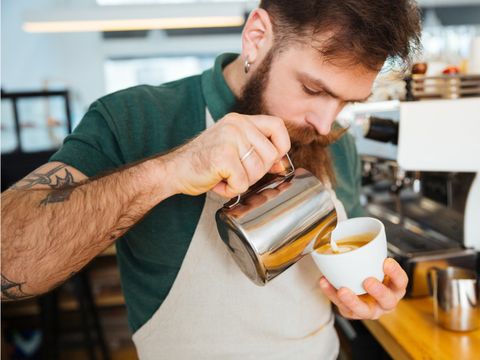 Barista macht Cappuccino im Café