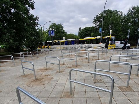 Bildvergrößerung: Abbildung der Fahrradbügel mit Blick auf die Bushaltestelle am Ferdinand-Friedensburg-Platz