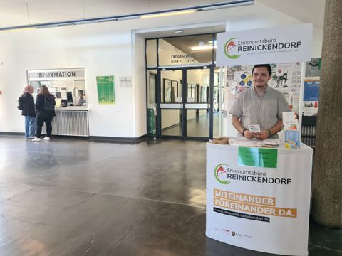 Bildvergrößerung: Infopoint des Ehrenamtsbüros Reinickendorf im Foyer des Rathauses Reinickendorf