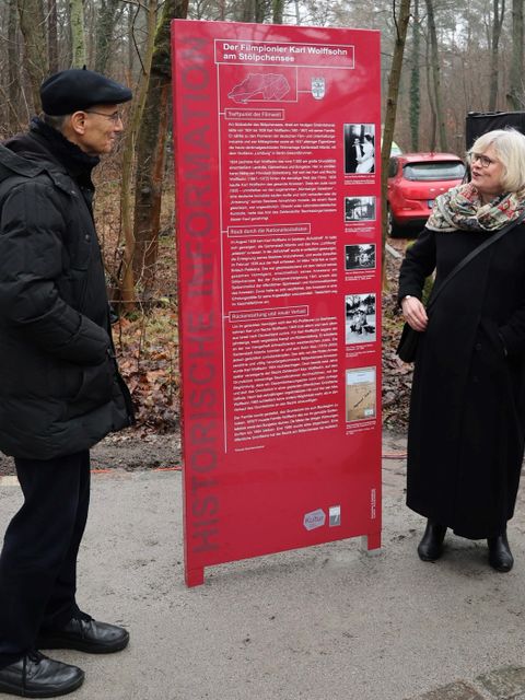 Bildvergrößerung: Enthüllung der Informationsstele „Der Filmpionier Karl Wolffsohn am Stölpchensee“ am 13.12.2023 mit Prof. Dr. Michael Wolffsohn (links) und der Bezirksstadträtin für Bildung, Kultur und Sport Cerstin Richter-Kotowski (rechts)