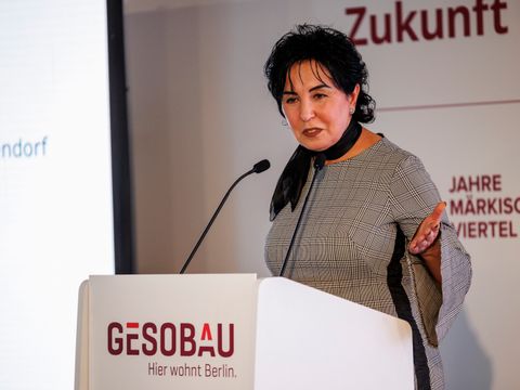 Bildvergrößerung: Bezirksbürgermeisterin Demirbüken-Wegner begrüßt die Symposiumsteilnehmer