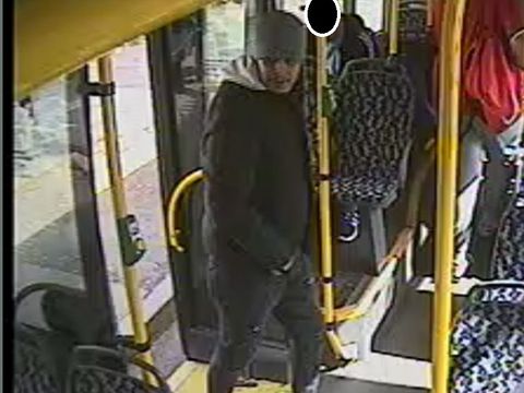 Bild des Tatverdächtigen beim Einstieg in den Bus