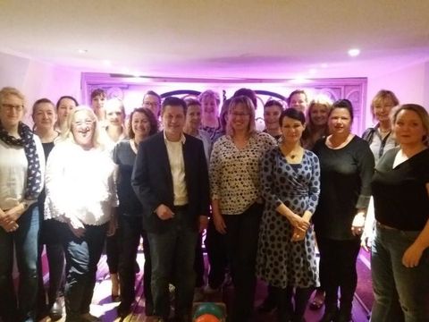 Bildvergrößerung: Wirtschaftsstadtrat Brockhausen mit den Teilnehmerinnen des „Reinickendorfer Ladies Lunch“.