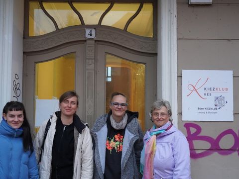 Akteurinnen des Netzwerkprogramms „Engagierte Stadt“ Foto (v.r.n.l.): Emma Ullrich (Mitarbeiterin AG.Urban), Silke Hüper (Gebietskoordination OE SPK), Anne Harder (Leitung KIEZKLUB KES) und Kathrin Hinze (Koordinatorin Engagierte Stadt Dessau-Roßlau)