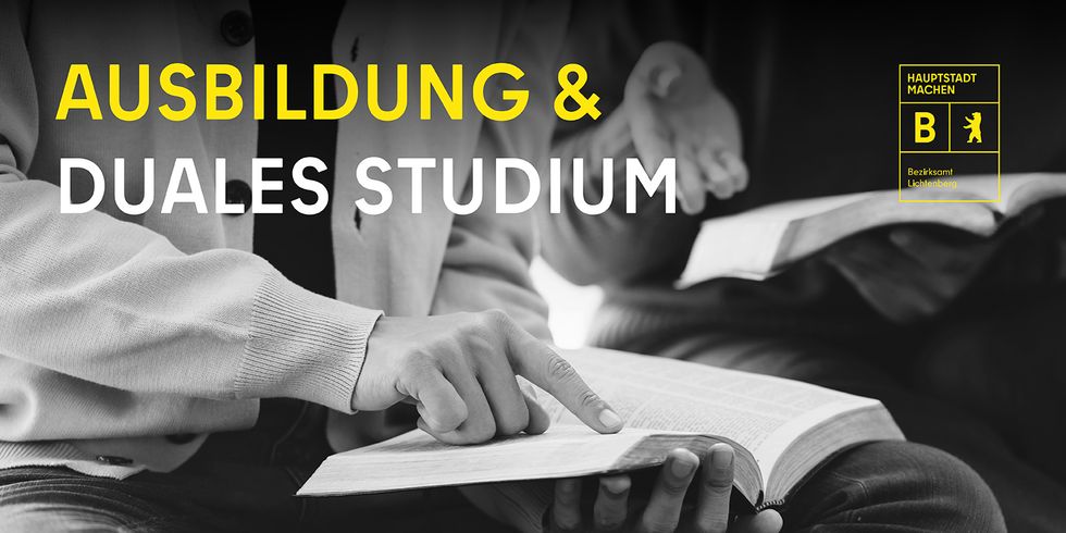 2 Personen, eine liest und fährt mit dem Finger über Buchseite, Schriftzug Ausbildung & Duales Studium