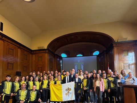 Empfang der Fußballnationalmannschaften des Vatikan im Rathaus Treptow