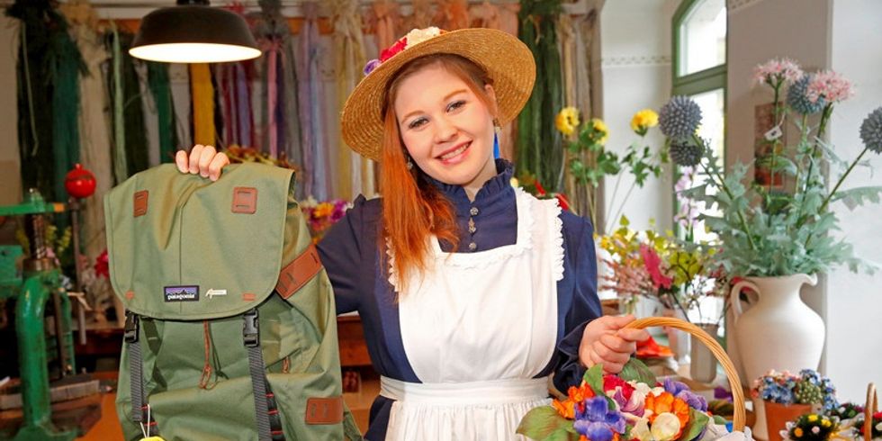 Blumenmädchen Doreen Berger präsentiert den Rucksack der Aktion "Deutschland packt den Wanderrucksack"