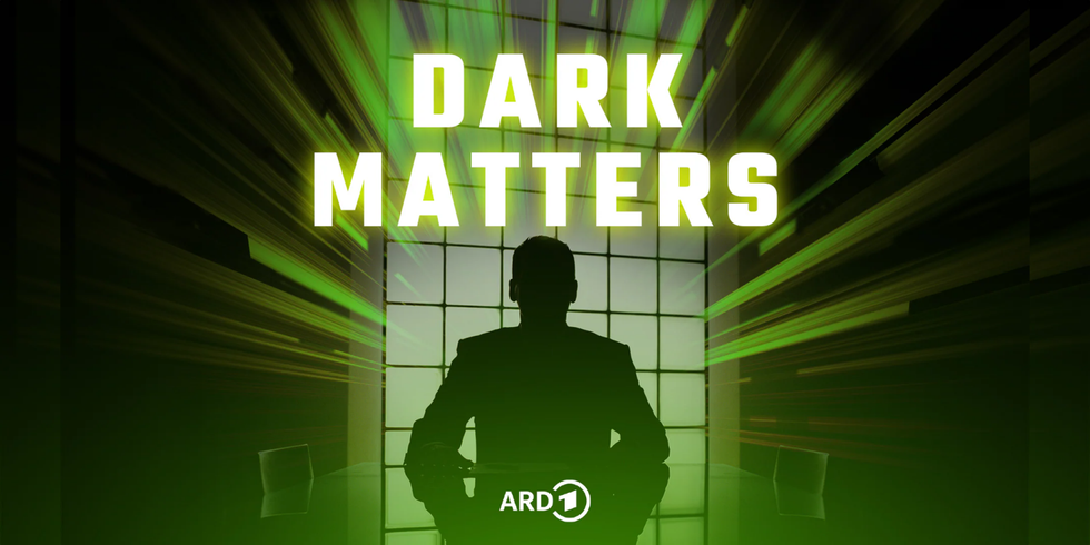 Umriss einer Person in dunkler Umgebung mit der Überschift "Dark Matters" und dem Logo der ARD