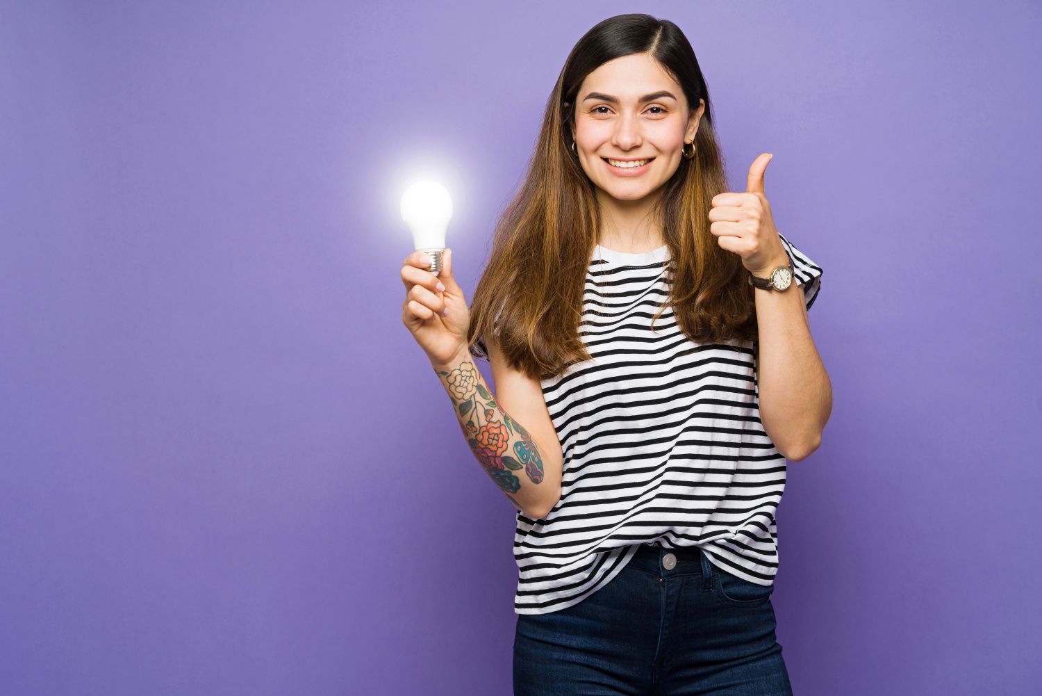 Junge Frau mit Glühlampe in der Hand