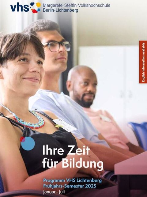 Titelbild Programmheft VHS Lichtenberg Frühjahr 20245. Drei Kursteilnehmende, eine Frau und zwei Männer, sitzen nebeneinander und schauen alle nach rechts vorne.