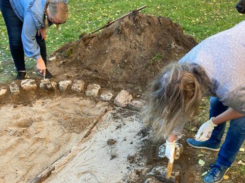 Sandarium Steine einbringen