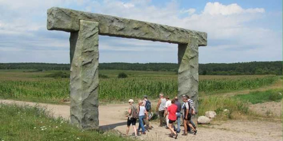 Das steinerne Eingangstor zum Geopark Eiszeitland