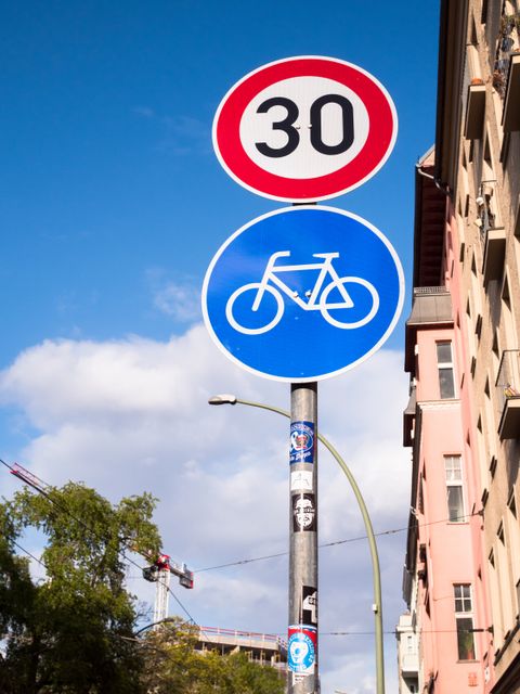 Verkehrszeichen Radfahrer und Tempo 30