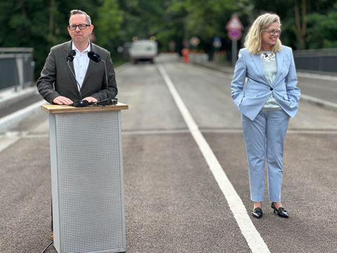 Bezirksbürgermeister Oliver Igel und Senatorin Ute Bonde (SenMVKU) bei der Eröffnung der Fahlenbergbrücke in Müggelheim