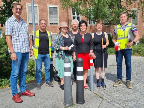 Bildvergrößerung: Das Projektteam mit der Bezirksbürgermeisterin Emine Demirbüken-Wegner und Kerstin Köppen, Vorsteherin der BVV