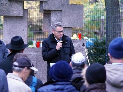 Ein Mann spricht vor Publikum