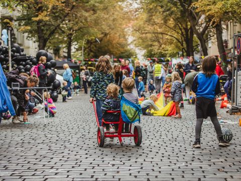 Kinder spielen auf einer temporären Spielstraße