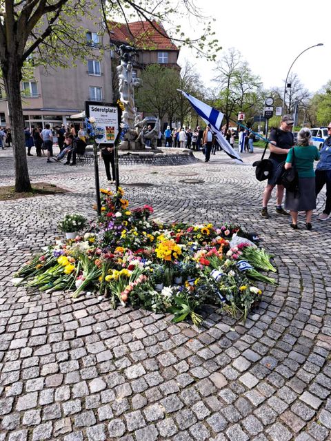 7. April 2024: Blumenmeer auf dem Sderotplatz, am Rande einer Solidaritätskundgebung 